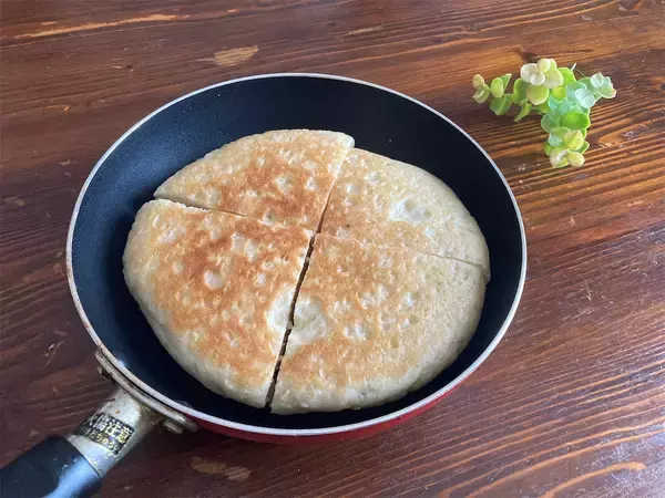 「【ポリ袋＆フライパン調理】え、残りご飯茶碗半分がパンに!?「ご飯パン」作ってみた！噛めば噛むほど甘みっ♡」の画像