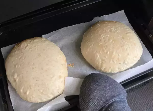 「【ポリ袋＆フライパン調理】え、残りご飯茶碗半分がパンに!?「ご飯パン」作ってみた！噛めば噛むほど甘みっ♡」の画像