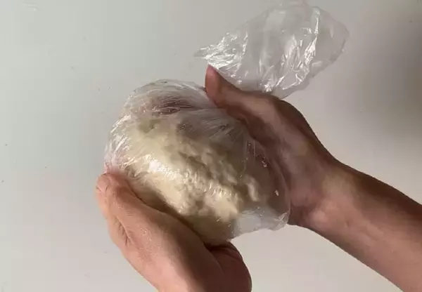 「【ポリ袋＆フライパン調理】え、残りご飯茶碗半分がパンに!?「ご飯パン」作ってみた！噛めば噛むほど甘みっ♡」の画像