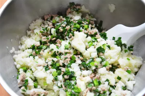 「玉ねぎ代わりにニラマシマシな「ポテトコロッケ」作ってみた！スタミナ爆弾でパワー！！【農家直伝】」の画像