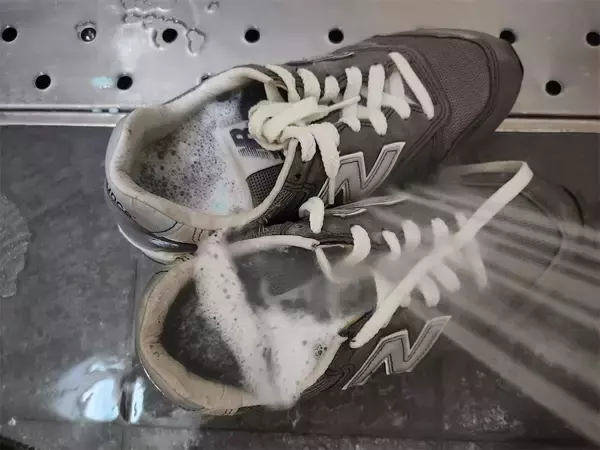 「【ウタマロの裏ワザ】刻んでお湯で溶いて…とろ～り液状な「のりマロ」爆誕！スニーカー洗ってみたら…衝撃!!」の画像