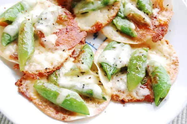 「【餃子の皮でスナック】バターでこんがり焼くとパイ風に!?いろんな野菜のせて「野菜チーズパリパリ」作ろう」の画像