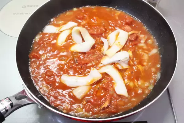 「【トマトにはイカが合う】フライパンで15分♪上田淳子流「イカのトマト煮」作ってみた！胴は後入れで柔～い♡」の画像