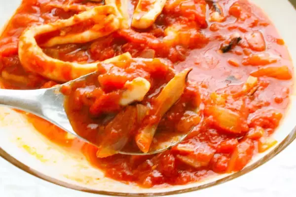 「【トマトにはイカが合う】フライパンで15分♪上田淳子流「イカのトマト煮」作ってみた！胴は後入れで柔～い♡」の画像