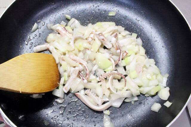 【トマトにはイカが合う】フライパンで15分♪上田淳子流「イカのトマト煮」作ってみた！胴は後入れで柔～い♡