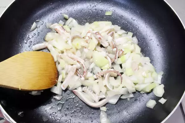 「【トマトにはイカが合う】フライパンで15分♪上田淳子流「イカのトマト煮」作ってみた！胴は後入れで柔～い♡」の画像