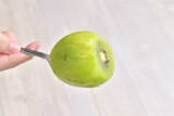 「【つるんと美しい…】キウイは「湯むき」で皮が剥ける！「丸ごとかぶりつく」願望を叶えます♪【青髪のテツ】」の画像1