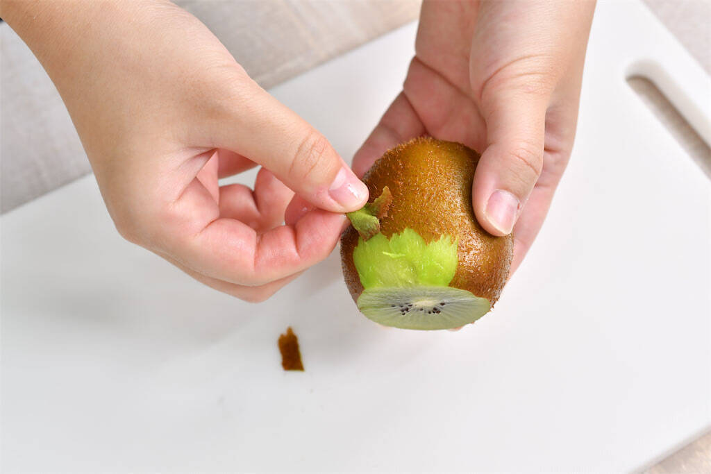 【つるんと美しい…】キウイは「湯むき」で皮が剥ける！「丸ごとかぶりつく」願望を叶えます♪【青髪のテツ】