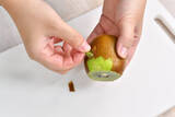 「【つるんと美しい…】キウイは「湯むき」で皮が剥ける！「丸ごとかぶりつく」願望を叶えます♪【青髪のテツ】」の画像11