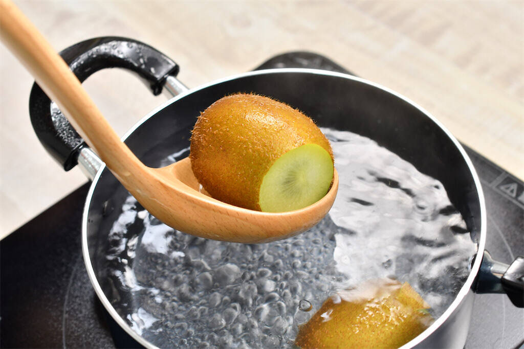 【つるんと美しい…】キウイは「湯むき」で皮が剥ける！「丸ごとかぶりつく」願望を叶えます♪【青髪のテツ】