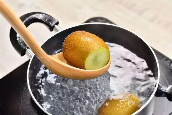 「【つるんと美しい…】キウイは「湯むき」で皮が剥ける！「丸ごとかぶりつく」願望を叶えます♪【青髪のテツ】」の画像