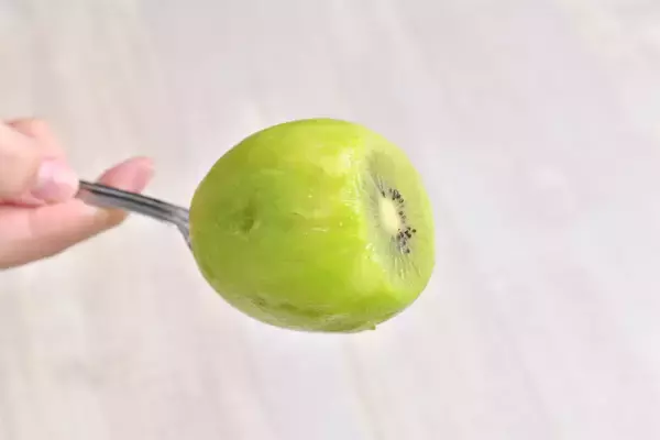 「【つるんと美しい…】キウイは「湯むき」で皮が剥ける！「丸ごとかぶりつく」願望を叶えます♪【青髪のテツ】」の画像