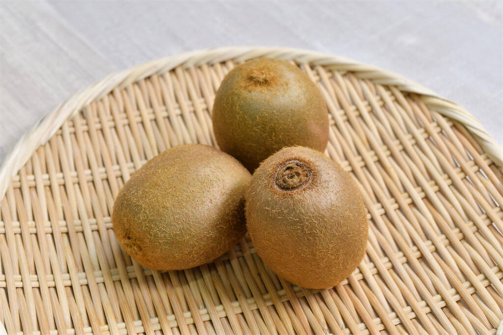 【つるんと美しい…】キウイは「湯むき」で皮が剥ける！「丸ごとかぶりつく」願望を叶えます♪【青髪のテツ】