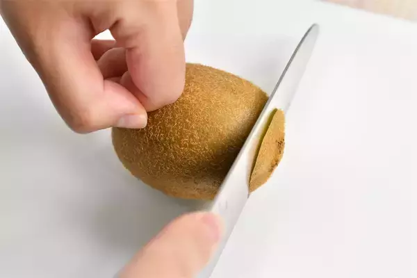 「【つるんと美しい…】キウイは「湯むき」で皮が剥ける！「丸ごとかぶりつく」願望を叶えます♪【青髪のテツ】」の画像