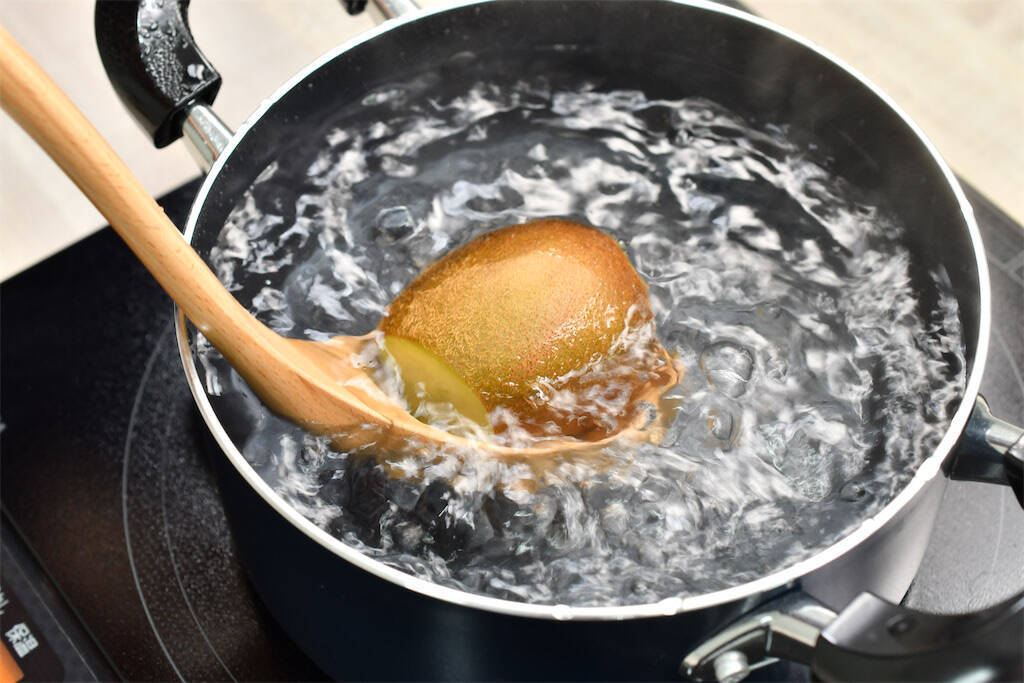 【つるんと美しい…】キウイは「湯むき」で皮が剥ける！「丸ごとかぶりつく」願望を叶えます♪【青髪のテツ】