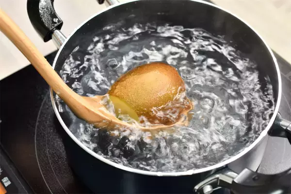 「【つるんと美しい…】キウイは「湯むき」で皮が剥ける！「丸ごとかぶりつく」願望を叶えます♪【青髪のテツ】」の画像