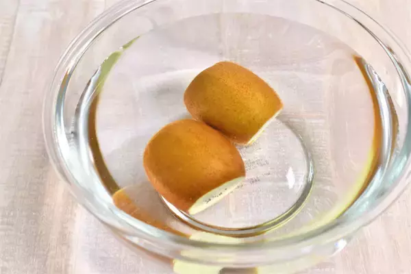 「【つるんと美しい…】キウイは「湯むき」で皮が剥ける！「丸ごとかぶりつく」願望を叶えます♪【青髪のテツ】」の画像