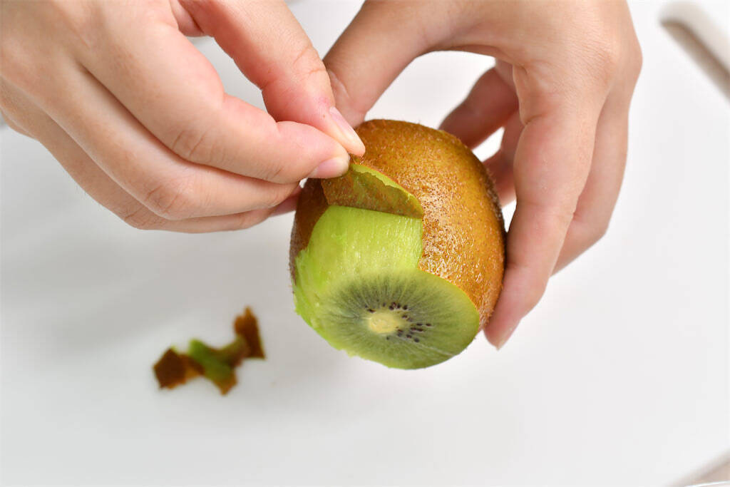 【つるんと美しい…】キウイは「湯むき」で皮が剥ける！「丸ごとかぶりつく」願望を叶えます♪【青髪のテツ】