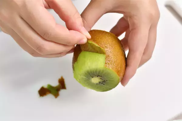 「【つるんと美しい…】キウイは「湯むき」で皮が剥ける！「丸ごとかぶりつく」願望を叶えます♪【青髪のテツ】」の画像