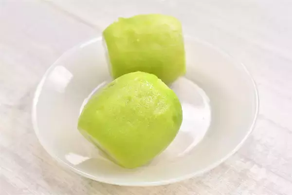 「【つるんと美しい…】キウイは「湯むき」で皮が剥ける！「丸ごとかぶりつく」願望を叶えます♪【青髪のテツ】」の画像