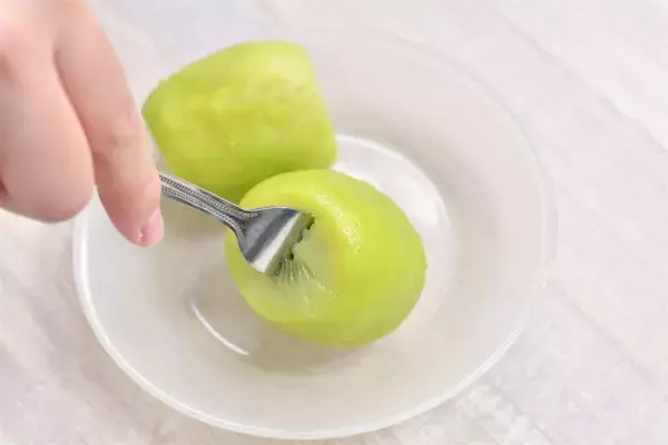 「【つるんと美しい…】キウイは「湯むき」で皮が剥ける！「丸ごとかぶりつく」願望を叶えます♪【青髪のテツ】」の画像