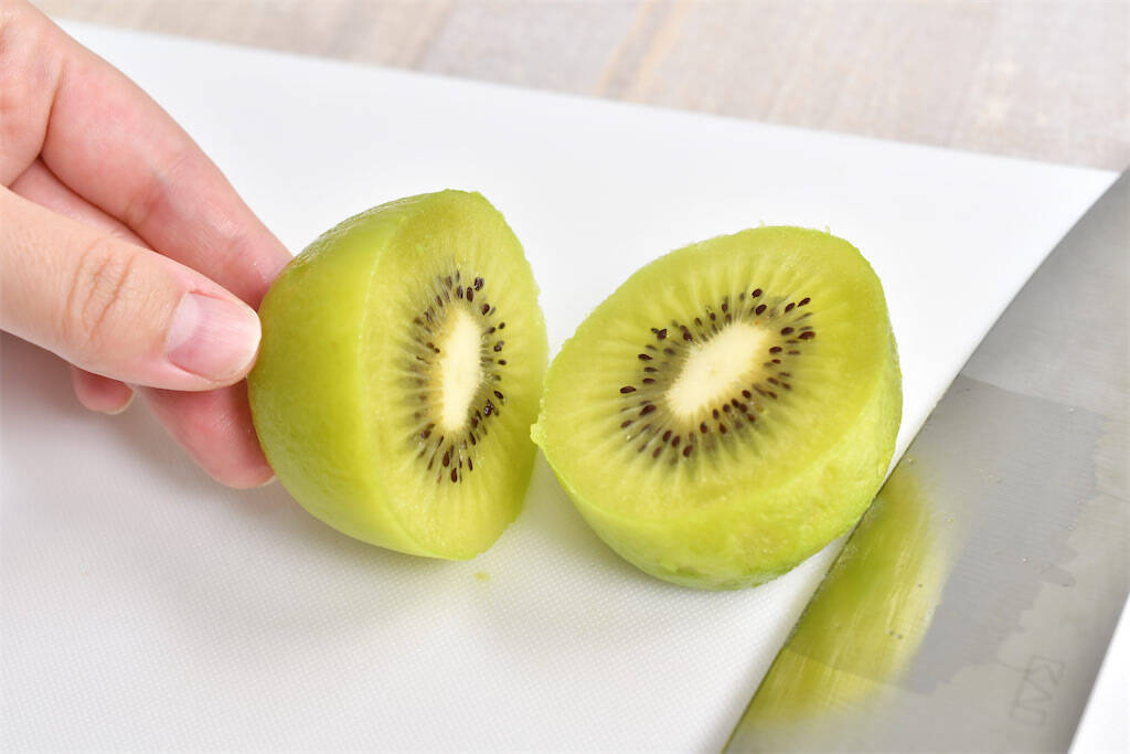【つるんと美しい…】キウイは「湯むき」で皮が剥ける！「丸ごとかぶりつく」願望を叶えます♪【青髪のテツ】