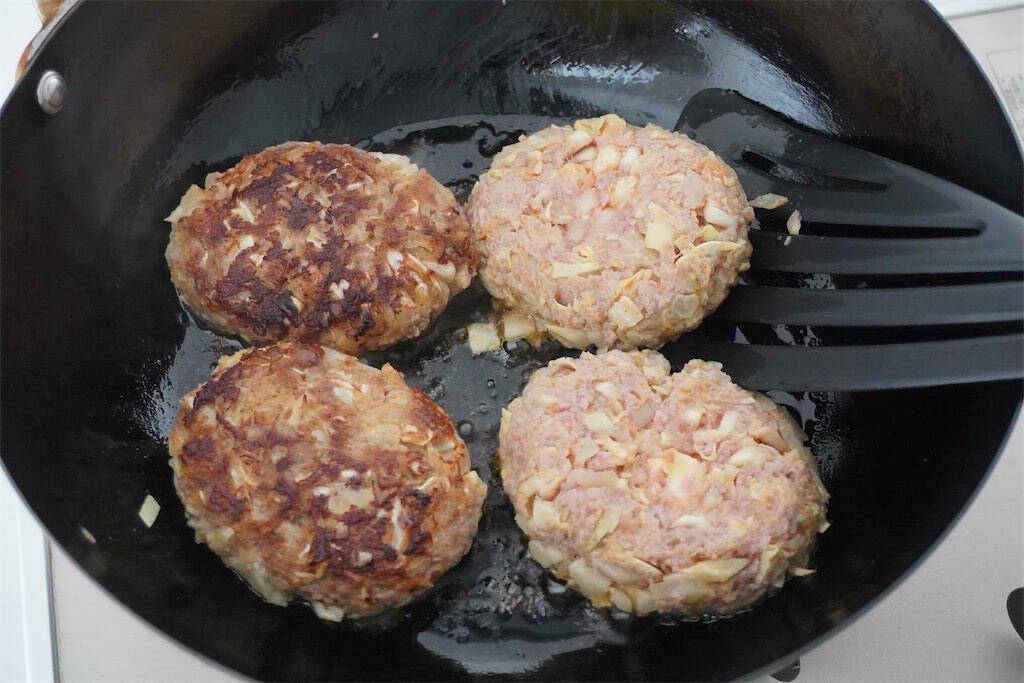 【お肉より春キャベツ多め】で「ハンバーグ」作ってみた！ビックリするほど肉汁あふれる♪これが春キャベツ効果か…