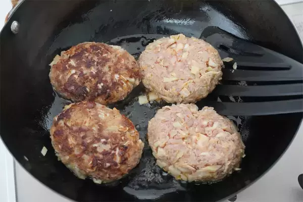 「【お肉より春キャベツ多め】で「ハンバーグ」作ってみた！ビックリするほど肉汁あふれる♪これが春キャベツ効果か…」の画像
