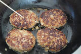 「【お肉より春キャベツ多め】で「ハンバーグ」作ってみた！ビックリするほど肉汁あふれる♪これが春キャベツ効果か…」の画像12
