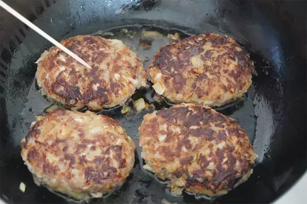 「【お肉より春キャベツ多め】で「ハンバーグ」作ってみた！ビックリするほど肉汁あふれる♪これが春キャベツ効果か…」の画像