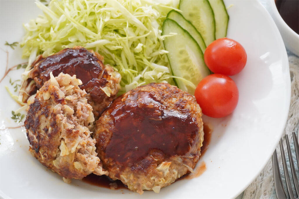 【お肉より春キャベツ多め】で「ハンバーグ」作ってみた！ビックリするほど肉汁あふれる♪これが春キャベツ効果か…
