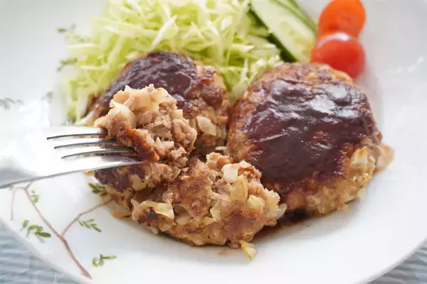 「【お肉より春キャベツ多め】で「ハンバーグ」作ってみた！ビックリするほど肉汁あふれる♪これが春キャベツ効果か…」の画像