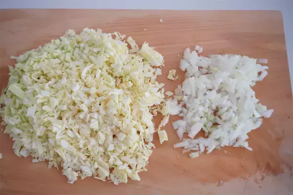「【お肉より春キャベツ多め】で「ハンバーグ」作ってみた！ビックリするほど肉汁あふれる♪これが春キャベツ効果か…」の画像