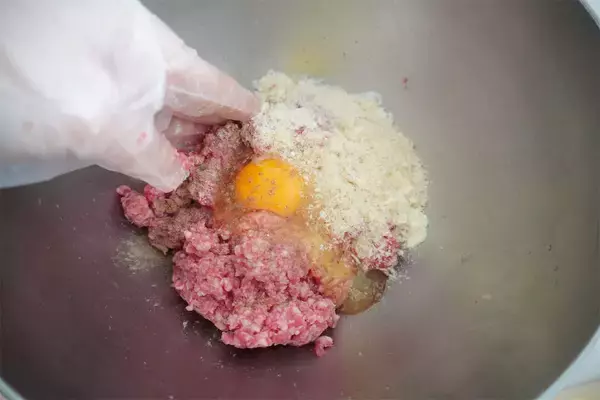 「【お肉より春キャベツ多め】で「ハンバーグ」作ってみた！ビックリするほど肉汁あふれる♪これが春キャベツ効果か…」の画像