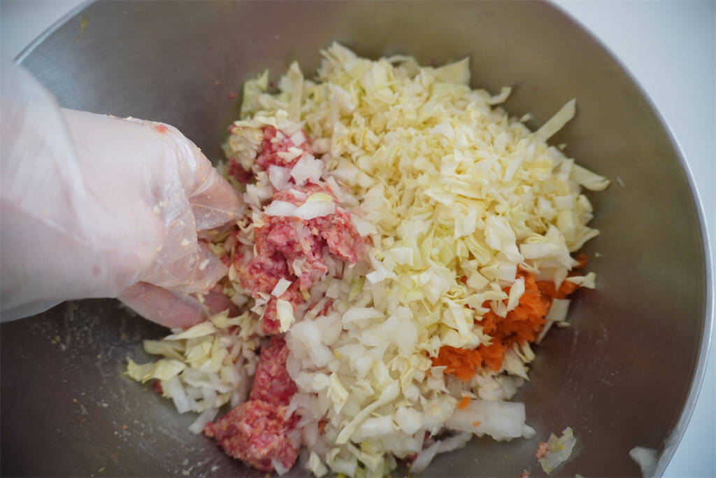【お肉より春キャベツ多め】で「ハンバーグ」作ってみた！ビックリするほど肉汁あふれる♪これが春キャベツ効果か…