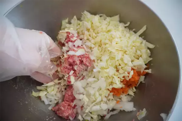 「【お肉より春キャベツ多め】で「ハンバーグ」作ってみた！ビックリするほど肉汁あふれる♪これが春キャベツ効果か…」の画像