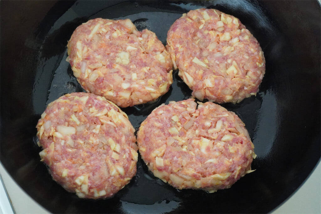 【お肉より春キャベツ多め】で「ハンバーグ」作ってみた！ビックリするほど肉汁あふれる♪これが春キャベツ効果か…