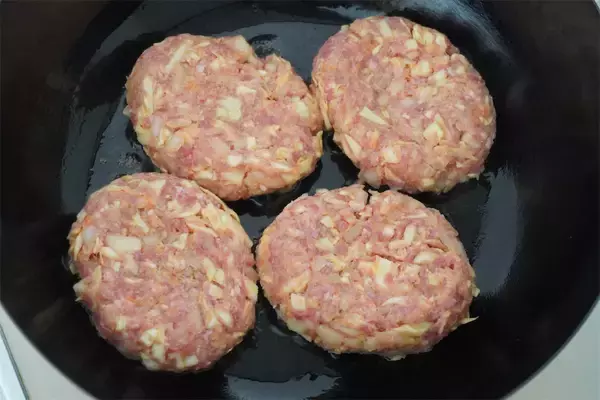 「【お肉より春キャベツ多め】で「ハンバーグ」作ってみた！ビックリするほど肉汁あふれる♪これが春キャベツ効果か…」の画像