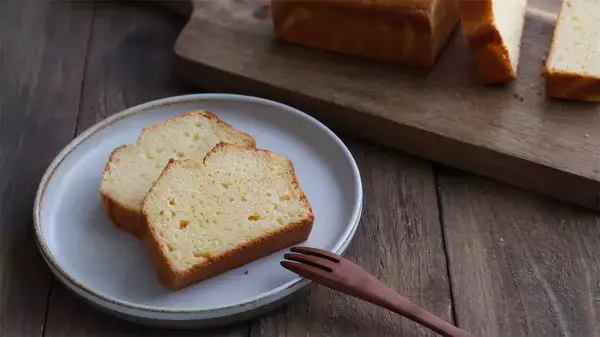 「【バター不使用】ヨーグルトで上品なコクと酸味♪「米粉のバニラパウンドケーキ」は極上食感【元パティシエ直伝】」の画像