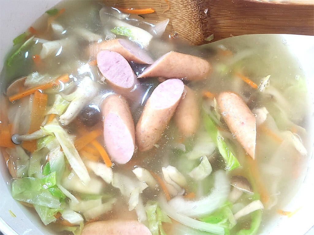 具沢山な野菜の旨味がじわ～♡「千切りキャベツのコンソメスープ」は歯応えもご馳走な栄養満点の一杯