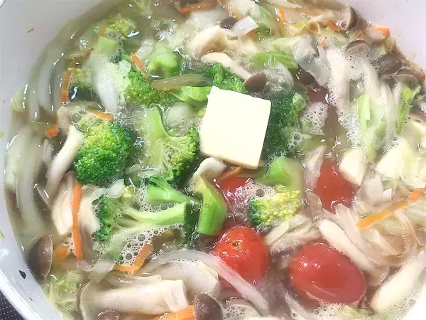 「具沢山な野菜の旨味がじわ～♡「千切りキャベツのコンソメスープ」は歯応えもご馳走な栄養満点の一杯」の画像
