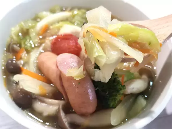 「具沢山な野菜の旨味がじわ～♡「千切りキャベツのコンソメスープ」は歯応えもご馳走な栄養満点の一杯」の画像