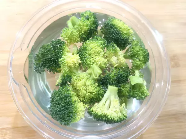 「具沢山な野菜の旨味がじわ～♡「千切りキャベツのコンソメスープ」は歯応えもご馳走な栄養満点の一杯」の画像