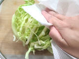「具沢山な野菜の旨味がじわ～♡「千切りキャベツのコンソメスープ」は歯応えもご馳走な栄養満点の一杯」の画像4