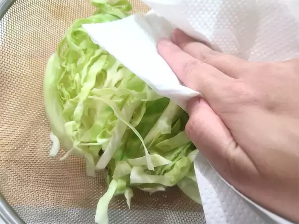 「具沢山な野菜の旨味がじわ～♡「千切りキャベツのコンソメスープ」は歯応えもご馳走な栄養満点の一杯」の画像