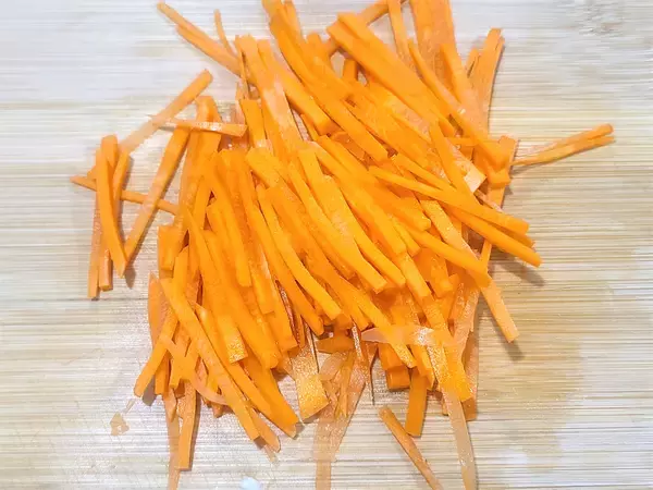 「具沢山な野菜の旨味がじわ～♡「千切りキャベツのコンソメスープ」は歯応えもご馳走な栄養満点の一杯」の画像