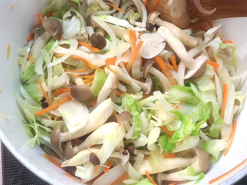 具沢山な野菜の旨味がじわ～♡「千切りキャベツのコンソメスープ」は歯応えもご馳走な栄養満点の一杯