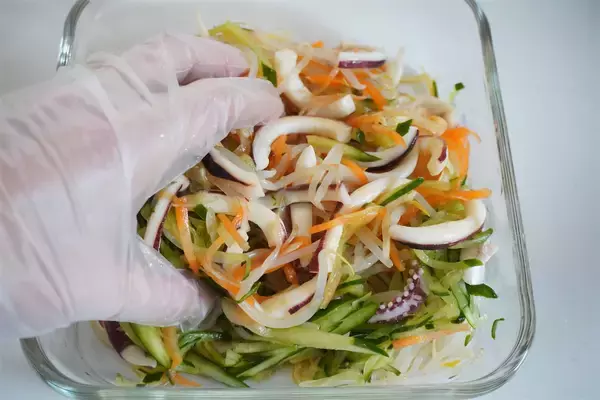 「【刺激がたまらん！】大人がハマる「イカと野菜のからしあえ」作ってみた！ツーンとシャキ食感♪【農家直伝】」の画像