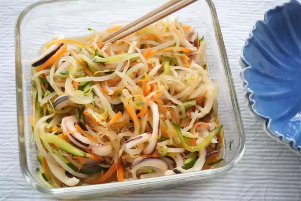 「【刺激がたまらん！】大人がハマる「イカと野菜のからしあえ」作ってみた！ツーンとシャキ食感♪【農家直伝】」の画像