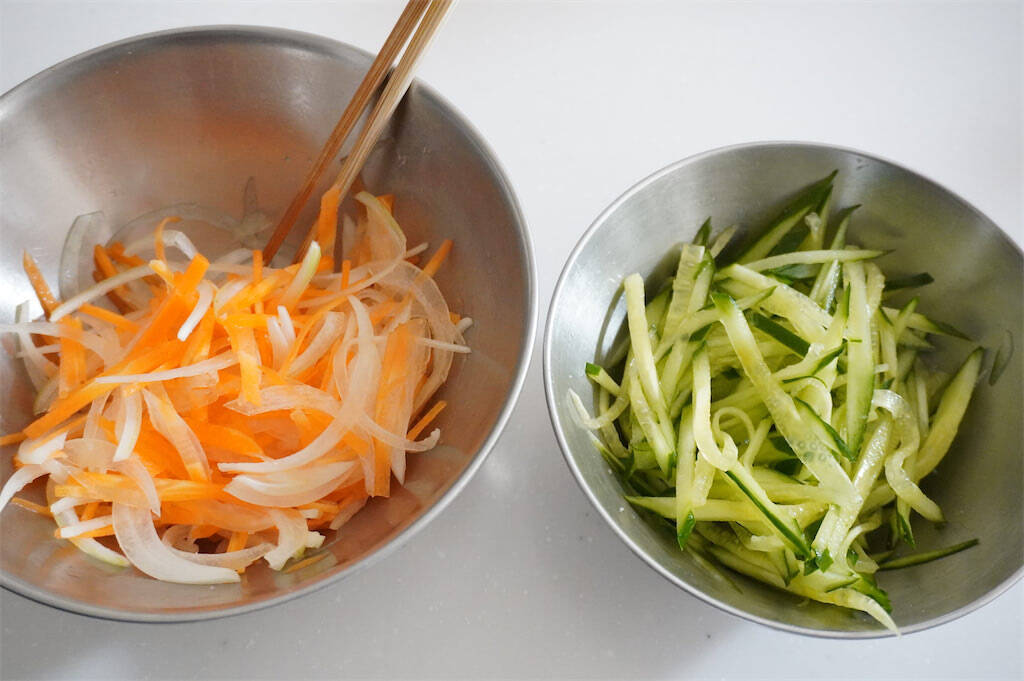 【刺激がたまらん！】大人がハマる「イカと野菜のからしあえ」作ってみた！ツーンとシャキ食感♪【農家直伝】
